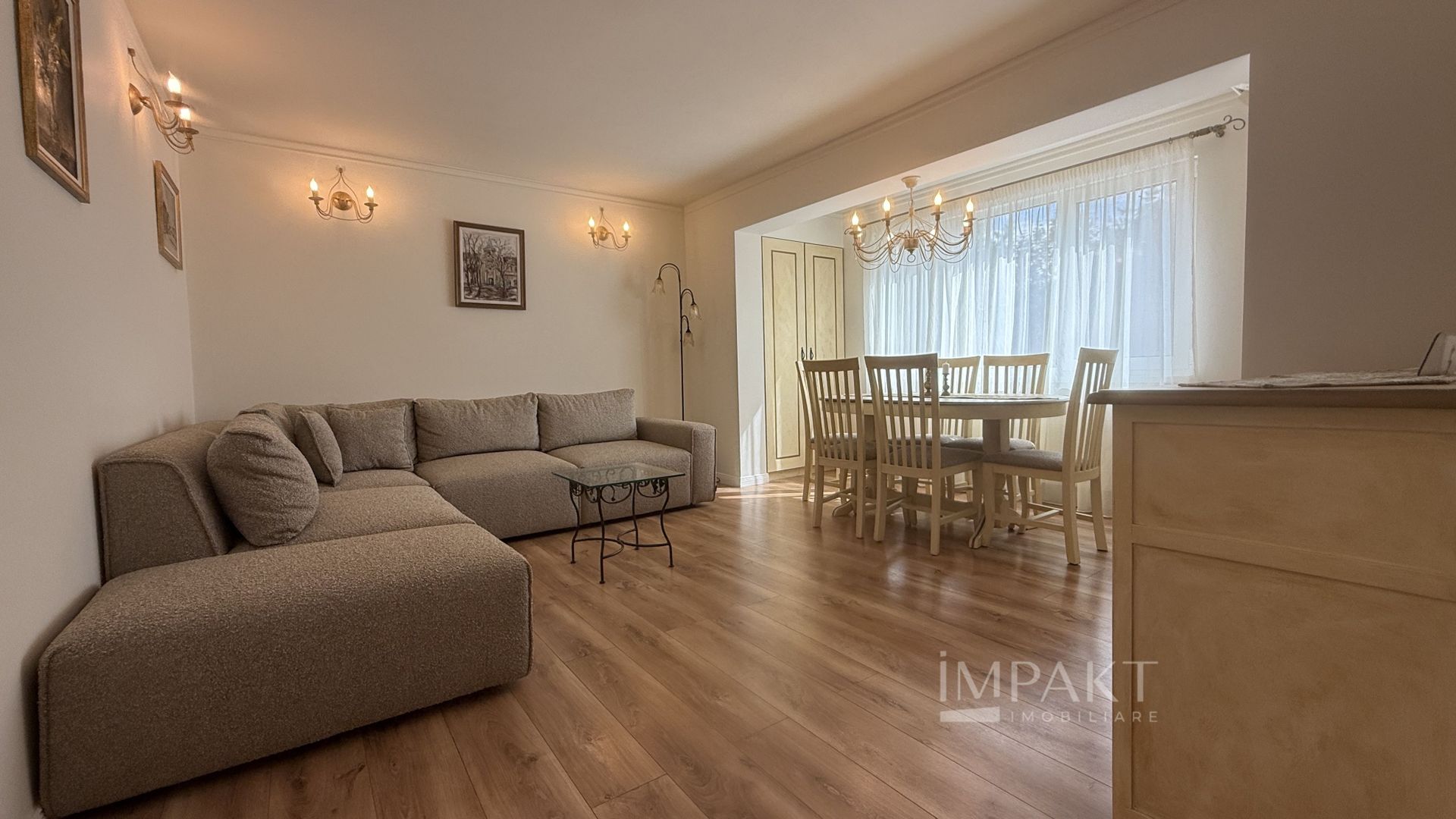 Apartament deosebit cu 4 camere decomandat si garaj in Andrei Muresanu - Poză 2