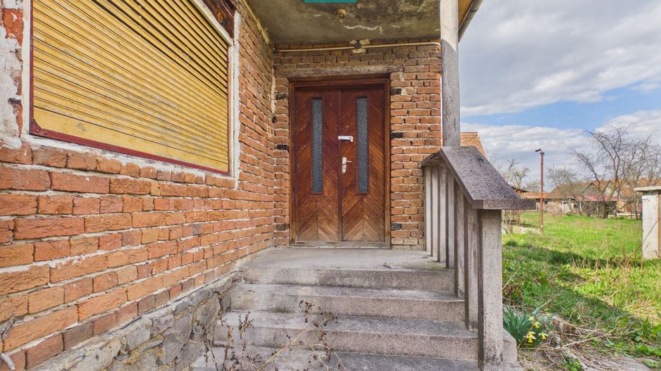 Casă cu teren de 1800 mp, în Buteni, Arad - Poză 2