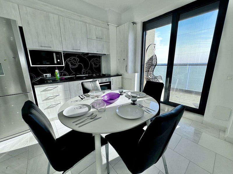 Apartament 2 camere Vila Sophia 1 - Vedere frontala la lac - - Poză 9