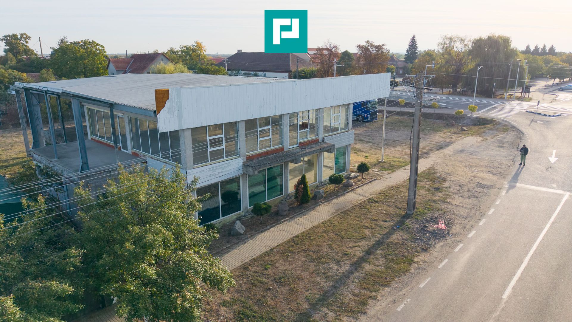 Spatiu comercial cu etaj și teren de 4000mp - Poză 12