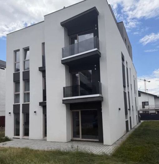 Locuiești la doi pași de Coresi Dar vezi orașul din alt unghi - Poză 1