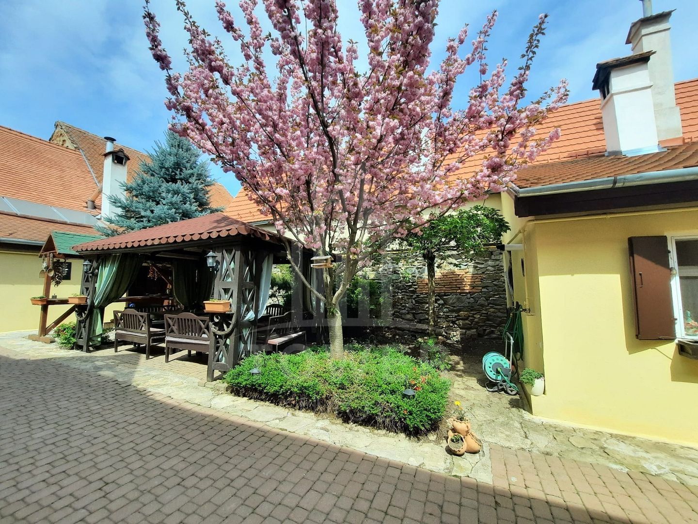 Pensiune de vânzare-9 camere cu baie, restaurant, curte-Apoldu de Sus - Poză 1