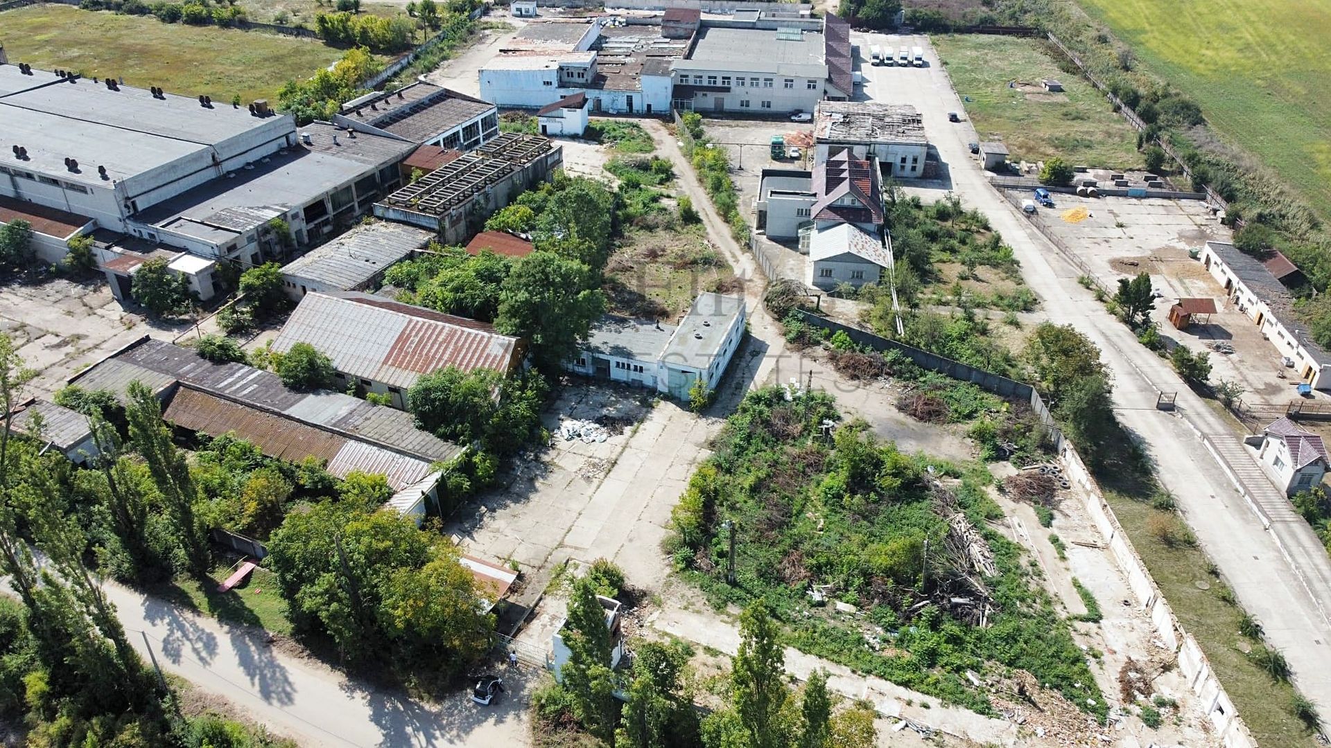 Complex industrial cu 4 hale și teren 15.568 mp in Salonta - Poză 1