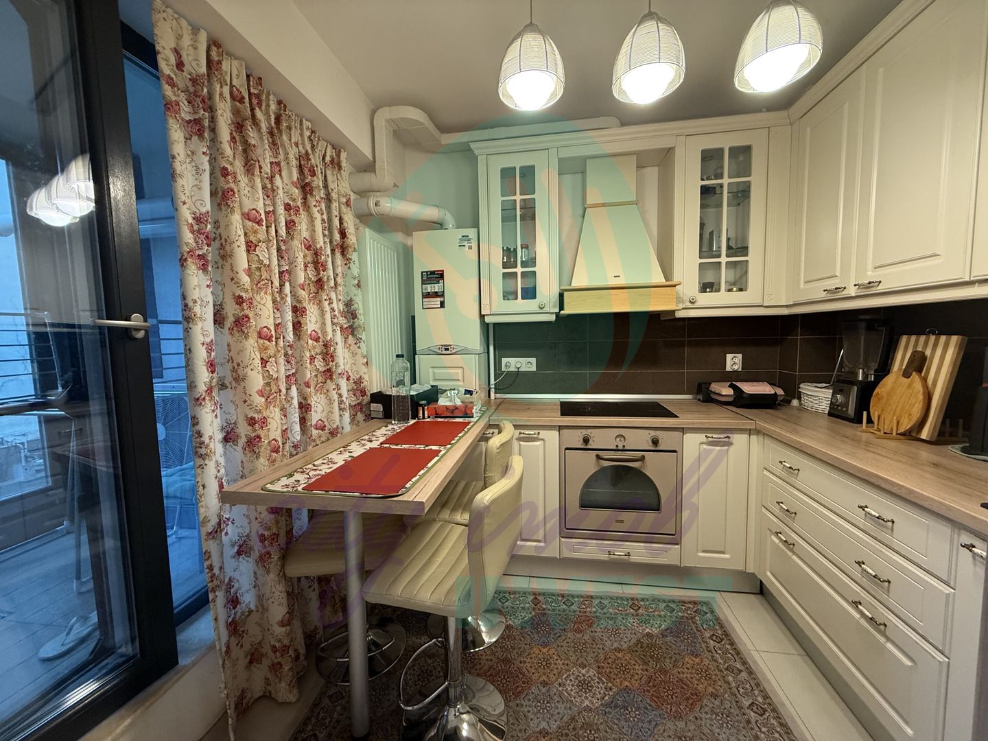 3 camere intr-o cladire cu arhitectura deosebita - Poză 9