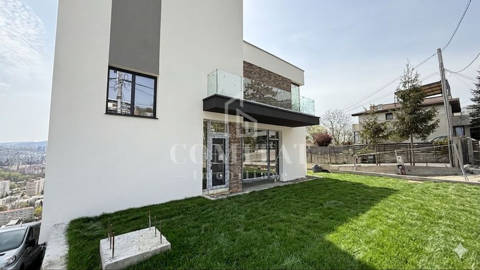 Casă generoasă cu panoramă și 256 mp terasă circulabilă - Poză 2