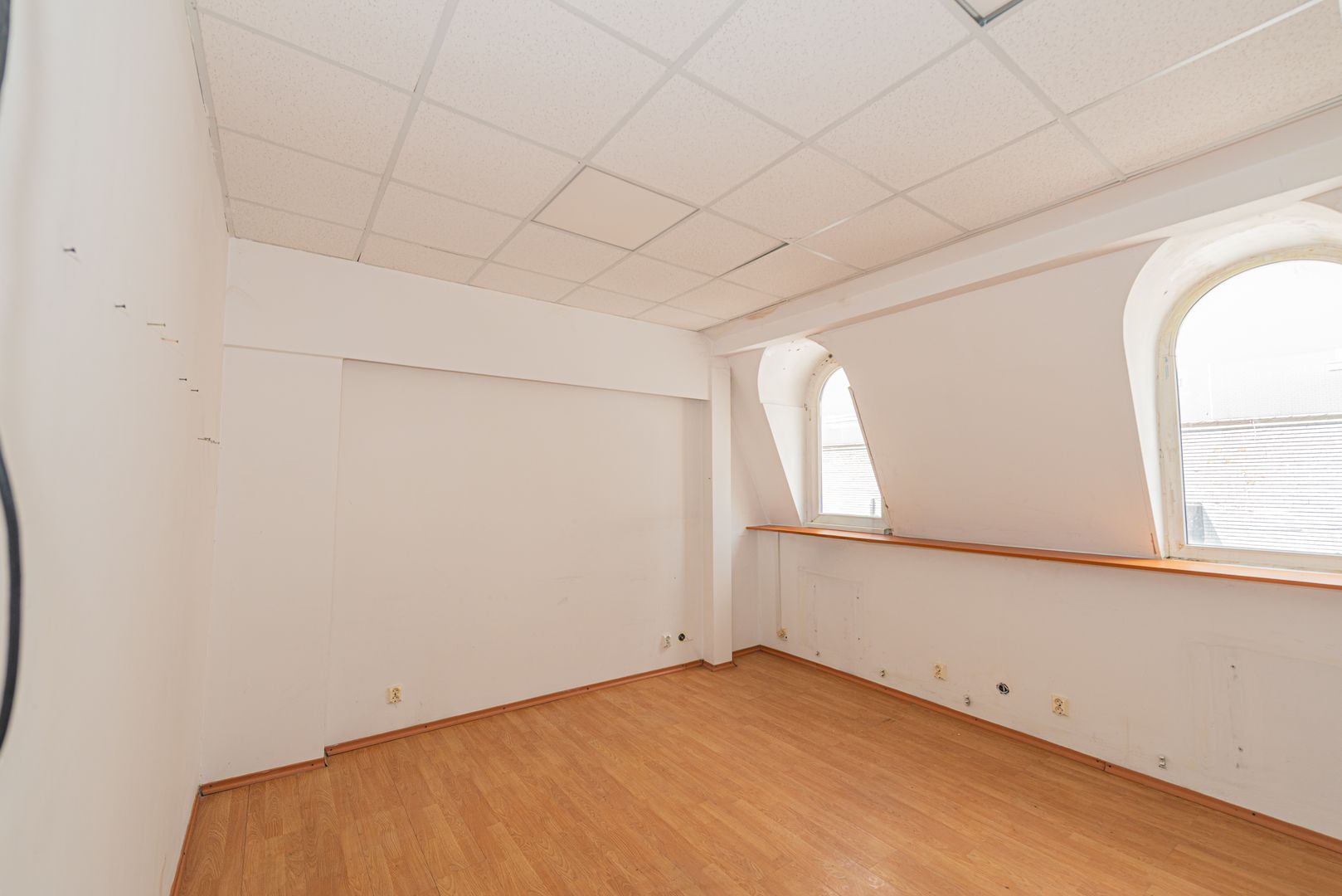 Spatiu comercial de inchiriat, 9 camere, 3 bai, Universitate, 120mp - Poză 5