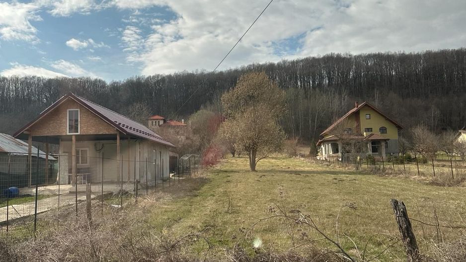 La liziera Padurii, intre case noi, acces drum asfaltat - Poză 1