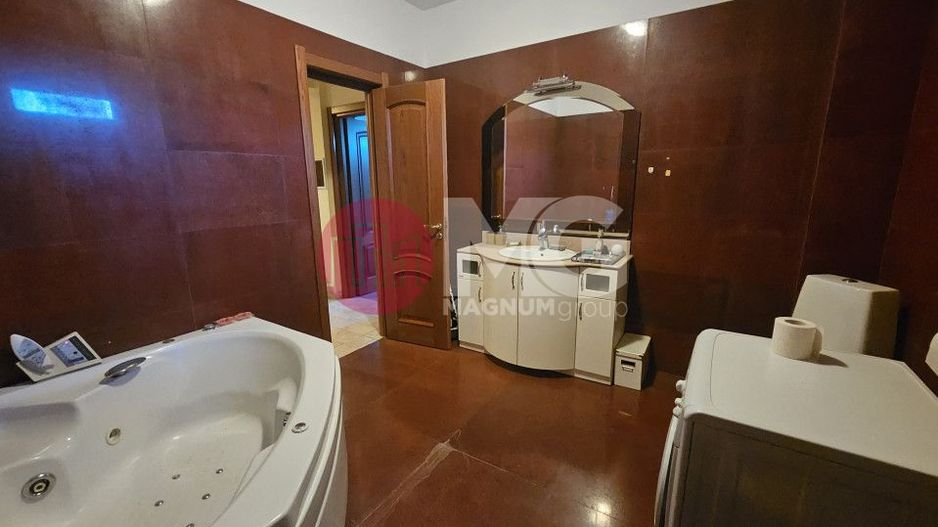 Casă Impresionantă de Vânzare Vitan ideal pentru Locuință sau Business - Poză 10