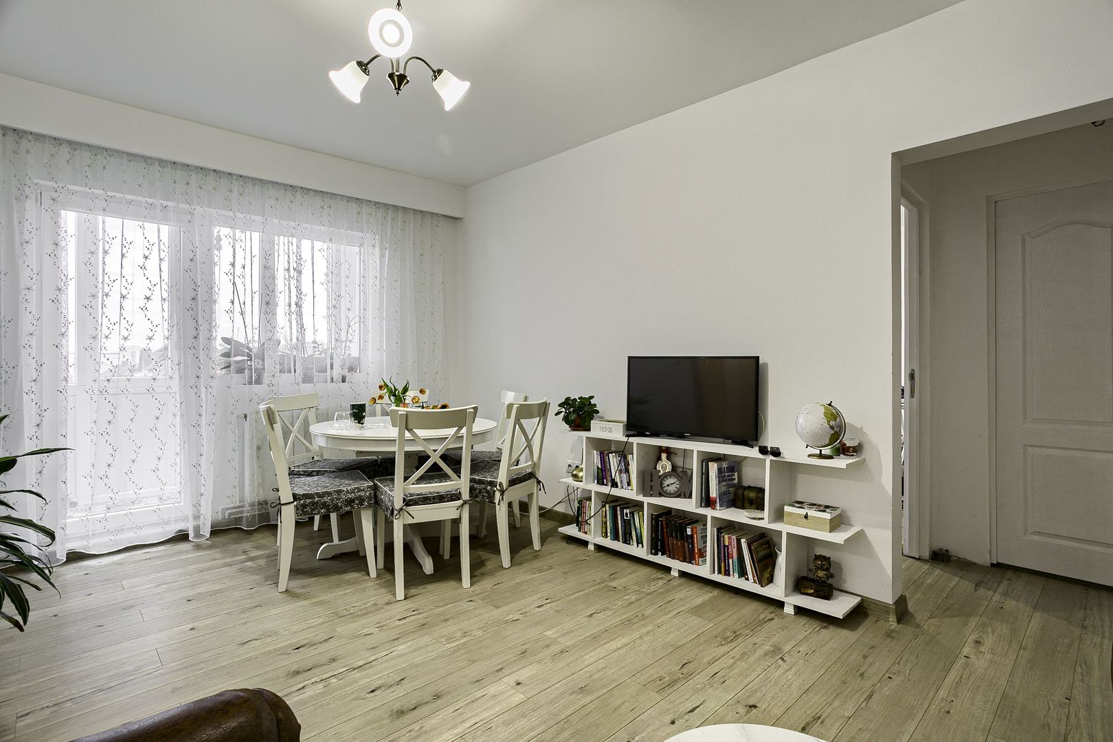 PROPRIETATE VÂNDUTĂ Apartament spatios cu 4 camere langa teatru - Poză 1