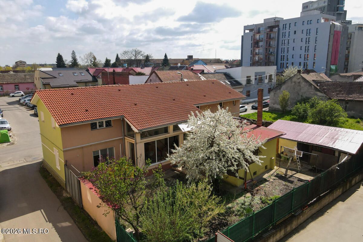Lunei - Ion Neculce, 2 Apartamente. Mansarda 157 mp. Anexe, Lot 475 mp - Poză 2