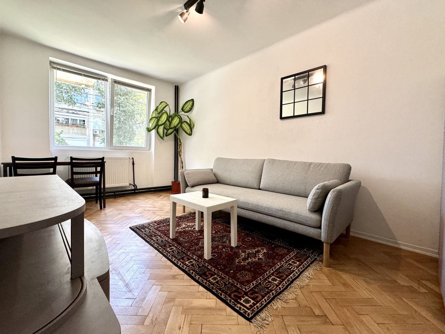 Apartament 2 camere, primitor, cu garaj, in zona Centrala-Universitate - Poză 3