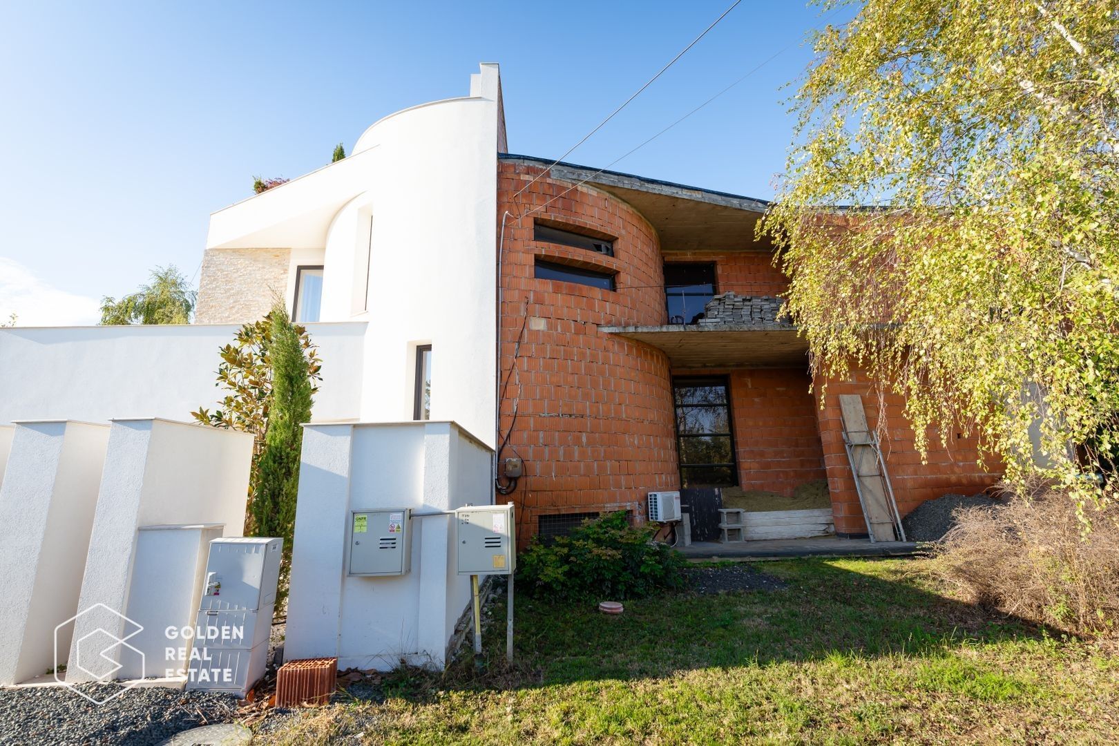 1/2 Duplex avangardist, la rosu, in Mosnita Noua - Poză 1