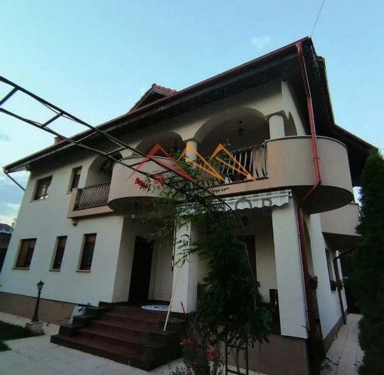 Vila P+E+M, an 2012, 6 camere, ultracentral, finisaje lux, Ploiesti,PH - Poză 1