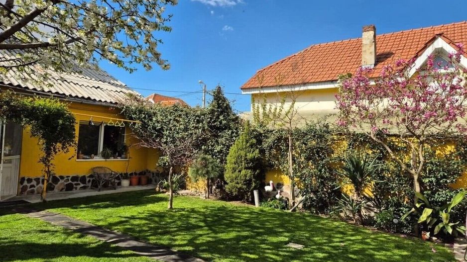 Casa in cartierul Nufarul - Poză 1