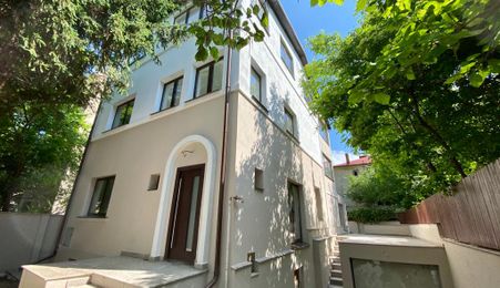 Refugiu Urban cu Eleganță Clasică – Vilă Renovată în Inima Primăverii