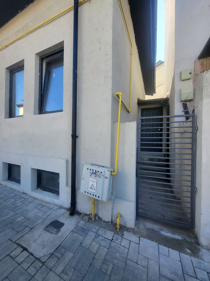 Casa pe 3 nivele, zona centrala, le pret de garsoniera, intre 2 statii de metrou - Poză 3
