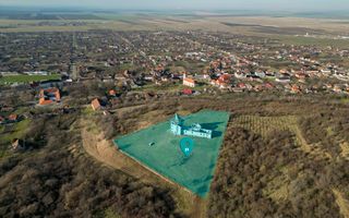 Castel cu vedere panoramică pe dealul Șiriei - Poză 2