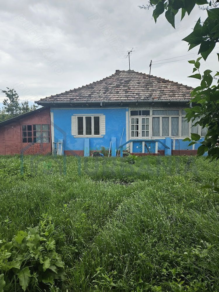 Casă bătrânească de vânzare în Costuleni – 4 camere, beci, fântână, teren 2700 mp - Poză 1