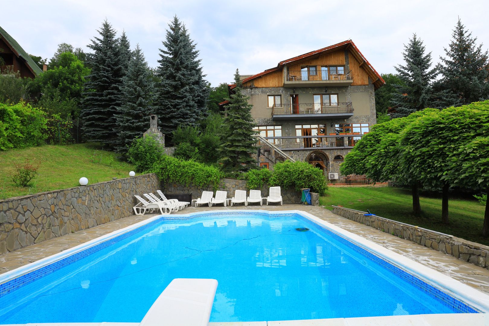 Casă Vilă cu 9 camere și piscină încălzită în localitatea Cornu - Poză 2