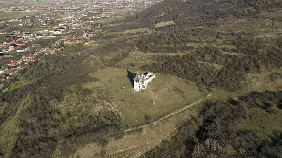 Castel cu vedere panoramică pe dealul Șiriei - Poză 19