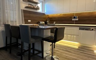 Apartament de vânzare, modern, cu 4 camere, garaj și curte - Poză 1