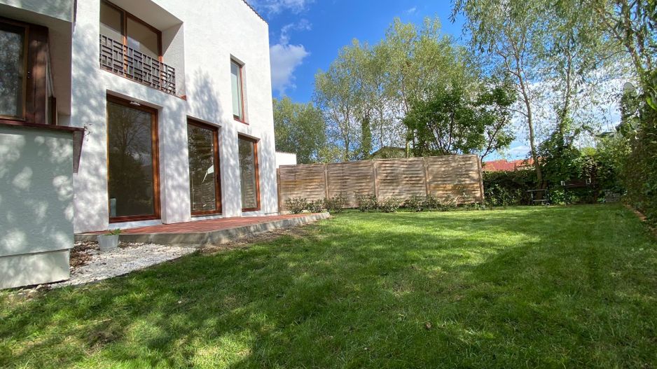 Apartament deosebit cu curte proprie si 2 locuri de parcare - Poză 2