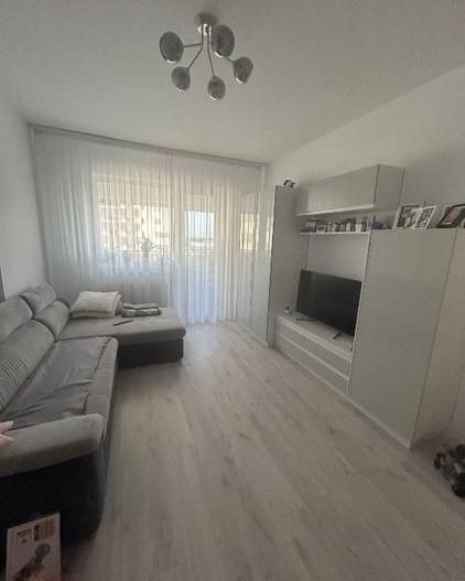 vand  apartament  2 camere utilat si mobilat - Poză 1