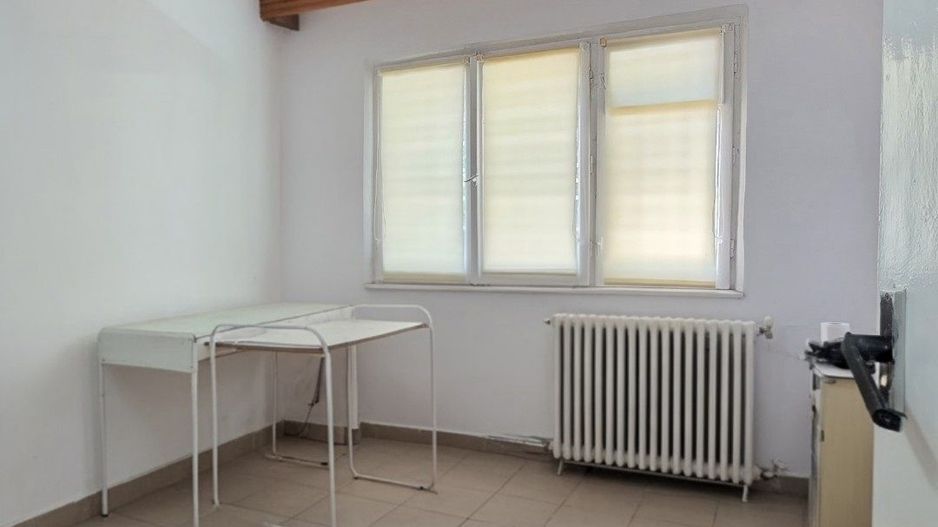 Apartament cu 3 camere, fost cabinet medical, parter, zona CUZA VODĂ; - Poză 4