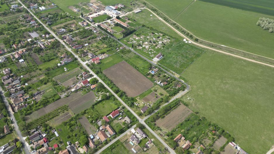 Teren Intravilan de 3,090 mp în Cuvin - Poză 2