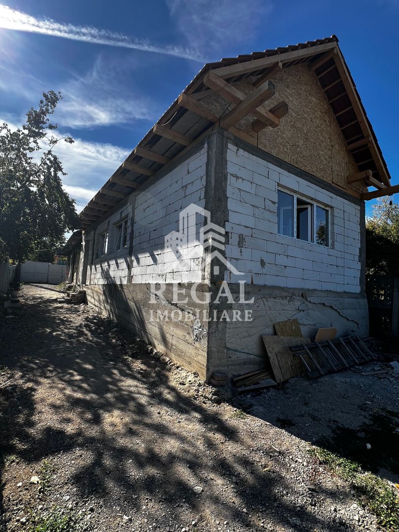 Proprietate cu 2 case și 770 mp teren – vedere spre Castel - Poză 1