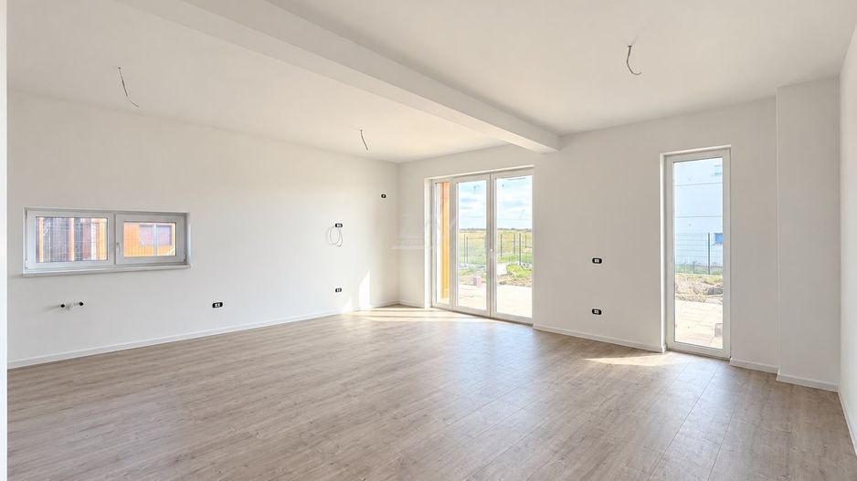 COMISION 0! Duplex finalizat cu 5 camere si 3 bai. Panouri solare. - Poză 1