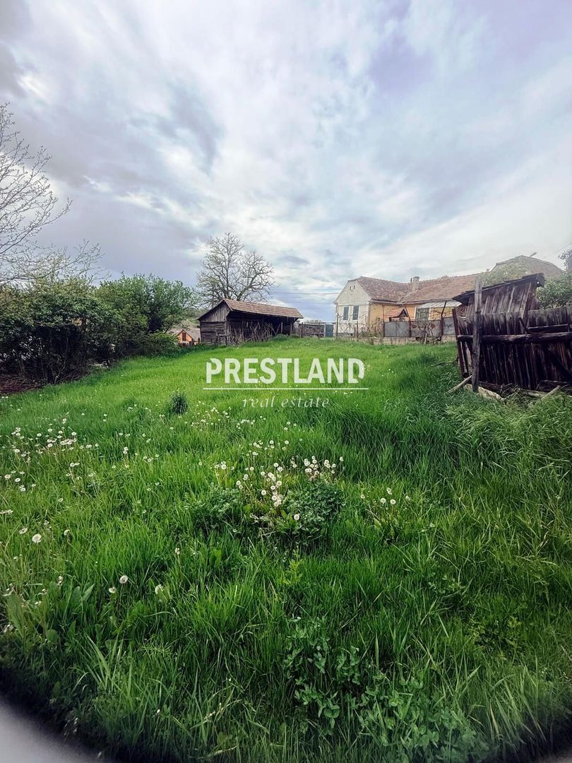 Casa modesta ,situată in Slimnic - Poză 1