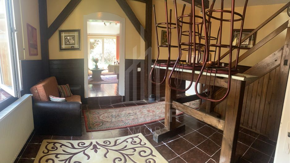 Casă în centrul Cisnădioarei cu 243mp de locuit și teren de 936mp - Poză 23