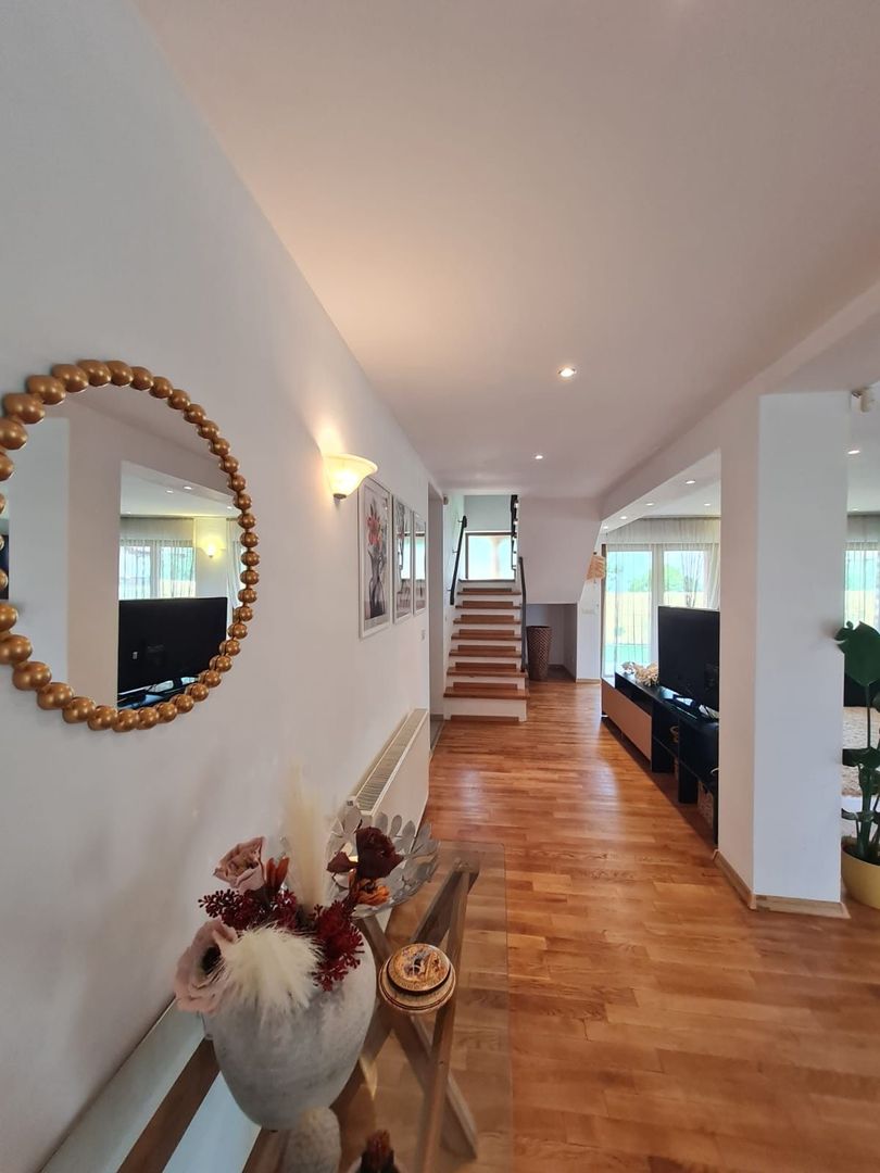 Vila spațioasă și recent renovată în Ghiroda! - Poză 55