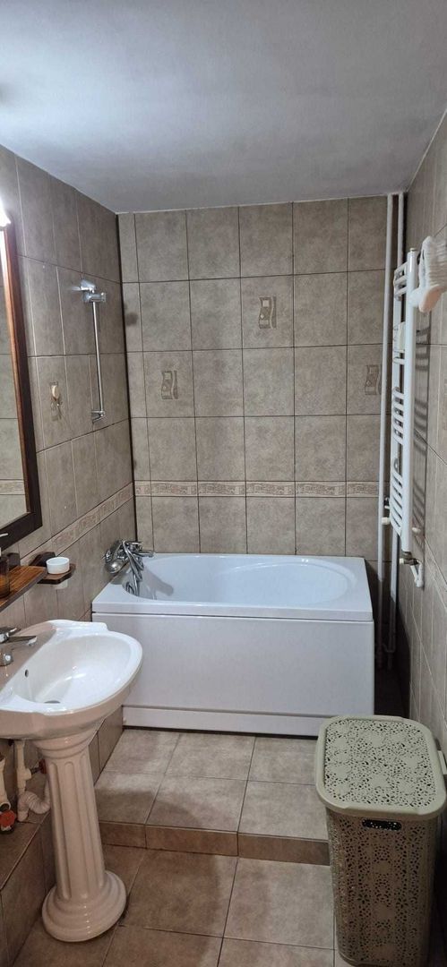 Închiriez garsonieră modernă, Piata Muncii, spațioasă, boiler, AC - Poză 5