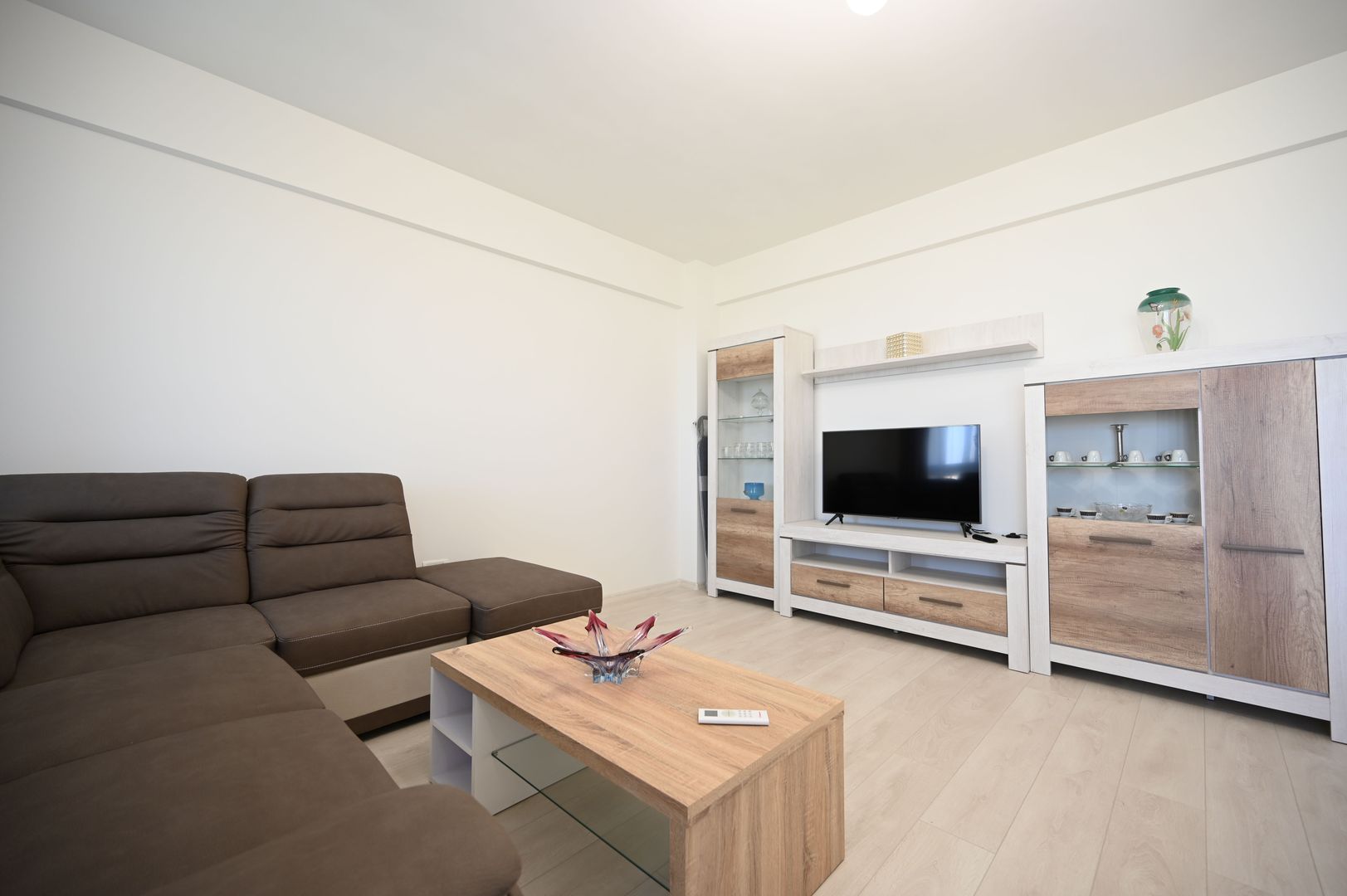 Apart. cu 2 camere, parcare subterana , Aradului - Poză 3