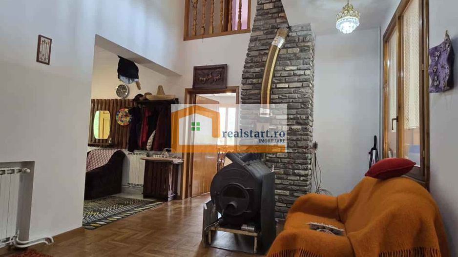 Vedere padure, panouri solare si fotovoltaice, pompa de caldura,  semineu - Poză 13