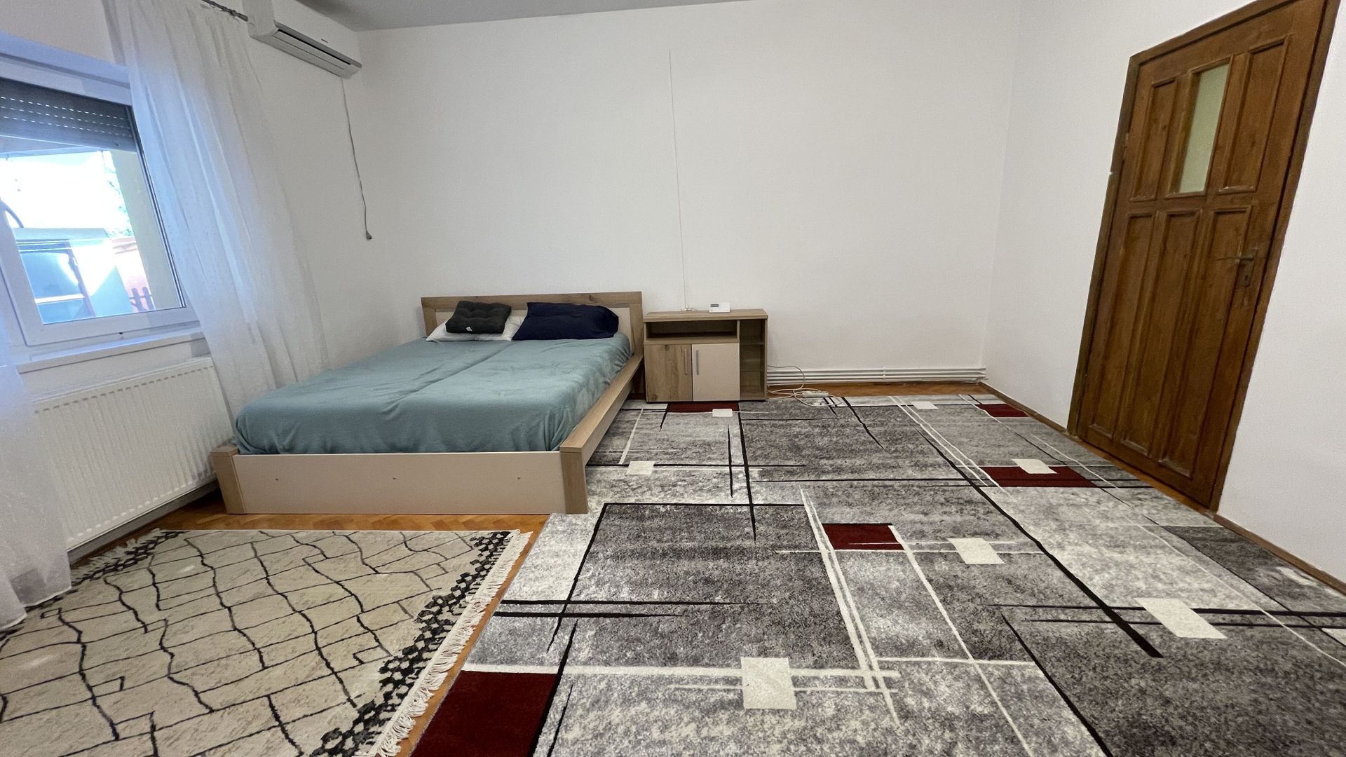 Casa cu teren frumos si garaj zona Mehala - Poză 6