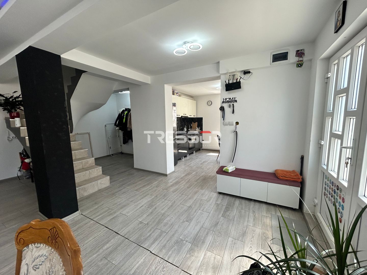 Casă P+1E cu terasă circulabilă, garaj amenajat și finisaje moderne - Poză 7