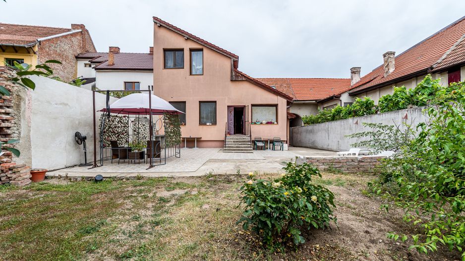 Casa 6 camere - teren 558 mp - Centrul Aradului - COMISION 0 - Poză 1