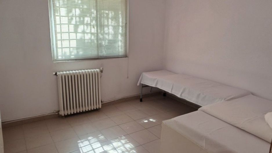 Apartament cu 3 camere, fost cabinet medical, parter, zona CUZA VODĂ; - Poză 2