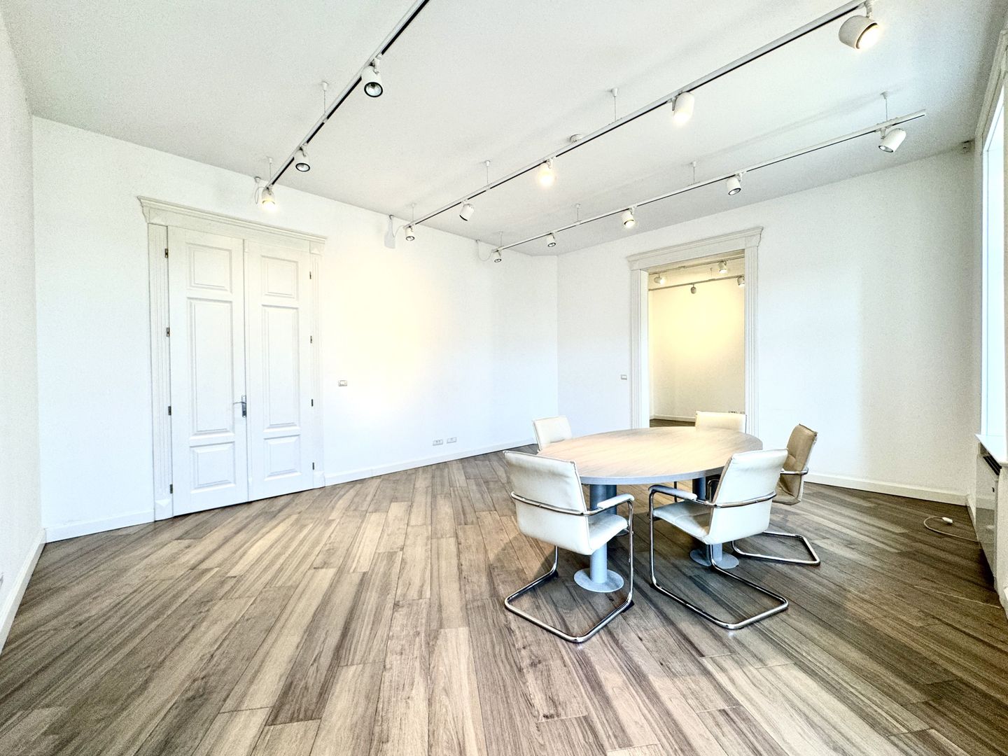 Spațiu Birou - Imobil complet renovat - Poză 3