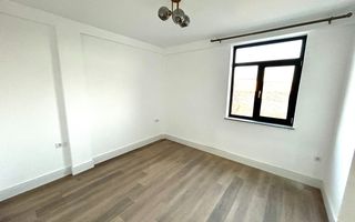 De vanzare, apartament cu 3 camere, zona Centrala - Poză 3