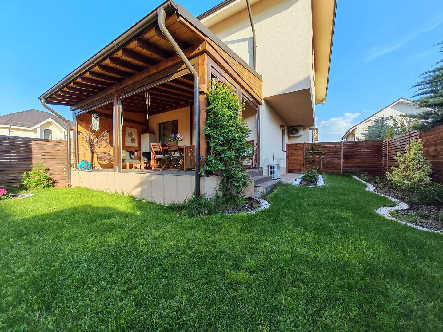 Prima inchiriere, vila cocheta, cu accente exotice - Poză 15