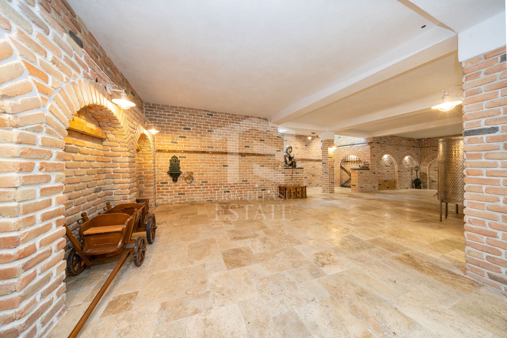 RASNOV| Cladire multifunctionala | 350 mp | Vad turistic si comercial - Poză 3