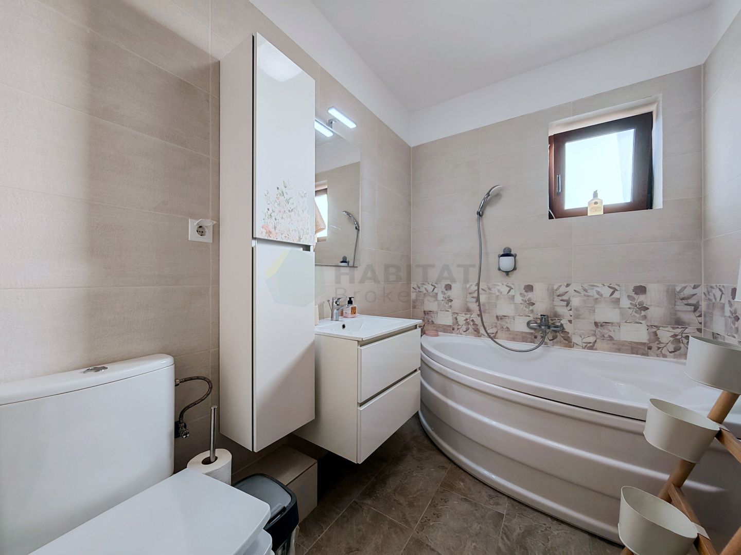 Prima inchiriere, vila cocheta, cu accente exotice - Poză 25