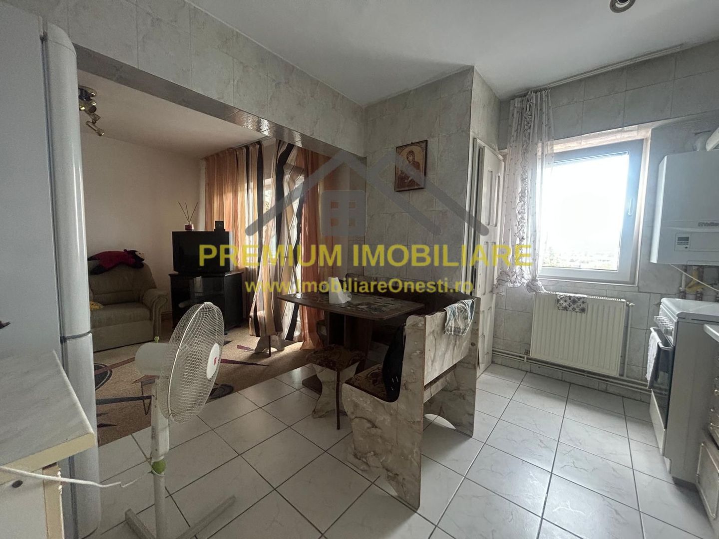 De vanzare Apartament 3 camere zona de jos - Poză 2