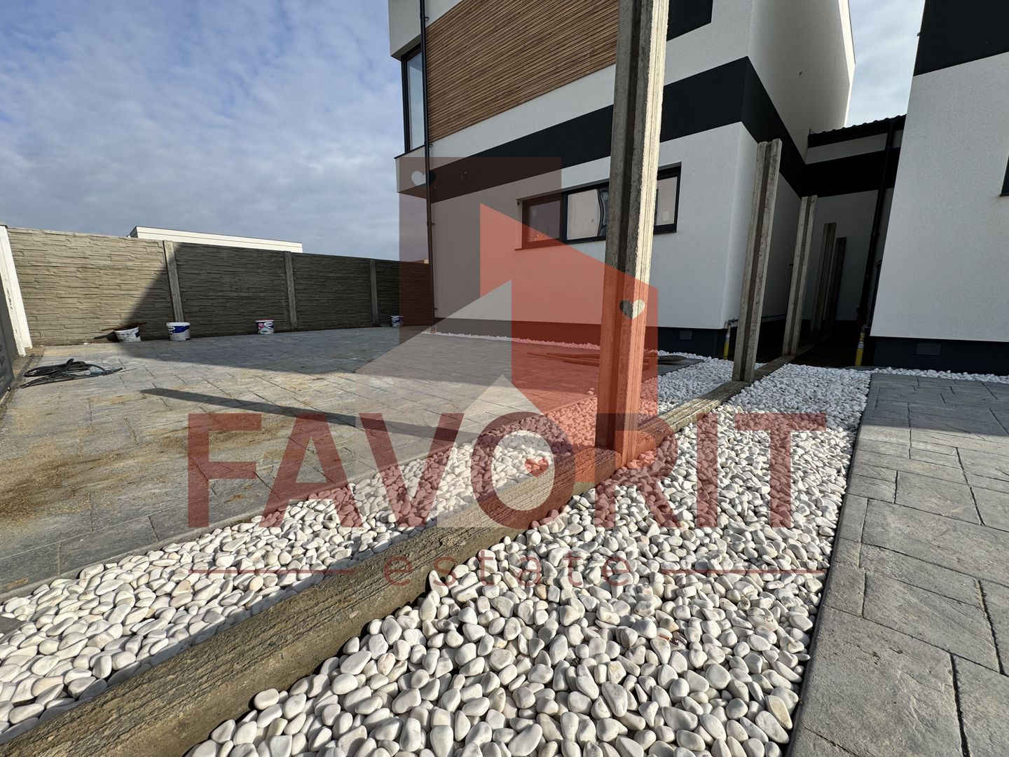 Duplex in Mosnita. Despartit prin anexa. La asfalt. - Poză 4