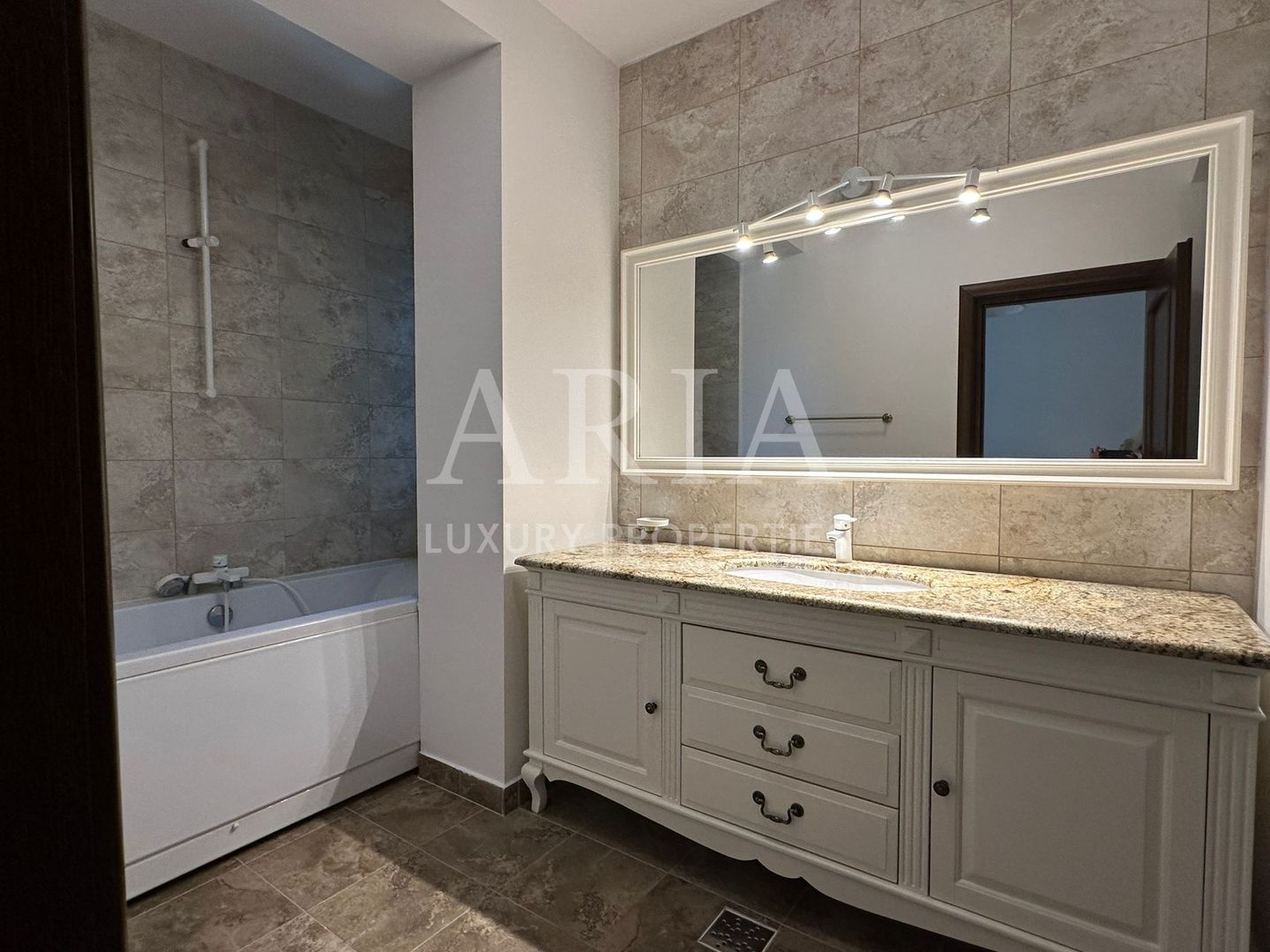 GRAND VILLA  PIPERA EROU IANCU NICOLAE - Poză 11