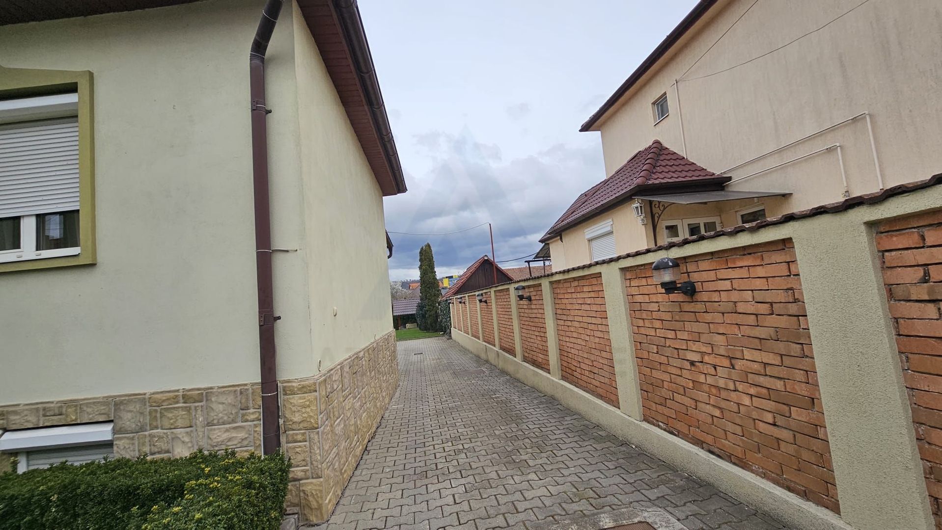 Casa 5 camere 3 bai garaj inchis si teren 700 mp utili in Lazaret - Poză 14